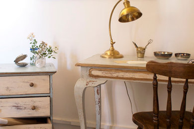 Inspiration pour un petit bureau vintage avec un bureau indépendant et un mur blanc.