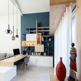 Inspiration pour un bureau design avec un mur bleu, un bureau intégré et un sol beige.