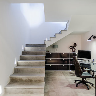 Exemple d'un bureau tendance avec un mur blanc, béton au sol, un bureau indépendant et aucune cheminée.