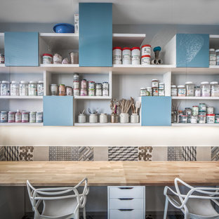 Idée de décoration pour un bureau atelier design de taille moyenne avec un bureau intégré.