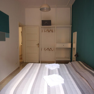 Imagen de habitación de invitados contemporánea, de tamaño medio, con paredes azules y suelo de mármol