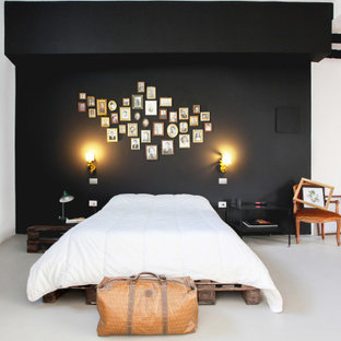 Idee per una camera da letto minimal con pareti nere, pavimento in cemento e pavimento bianco