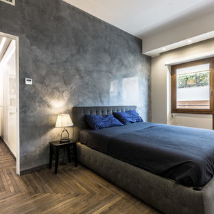 Foto di una camera matrimoniale contemporanea con pareti grigie, parquet scuro e pavimento marrone