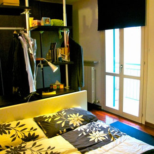 Modelo de dormitorio principal, contemporáneo, de tamaño medio, con paredes púrpuras y suelo de madera oscura