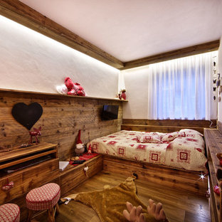 Diseño de dormitorio rural, pequeño, con suelo de madera oscura