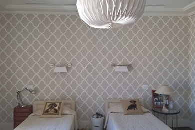 Ejemplo de dormitorio moderno de tamaño medio con paredes grises