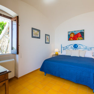 Idee per una camera matrimoniale mediterranea di medie dimensioni con pareti bianche, pavimento giallo, soffitto a volta e pavimento con piastrelle in ceramica