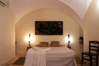 Ejemplo de dormitorio principal rural de tamaño medio con paredes blancas, suelo de baldosas de cerámica y suelo rojo