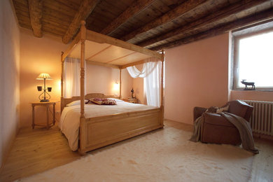 ヴェネツィアにあるラスティックスタイルのおしゃれな寝室のインテリア