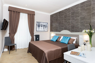 Esempio di una camera degli ospiti moderna di medie dimensioni con pareti beige, pavimento in gres porcellanato, nessun camino e pavimento beige