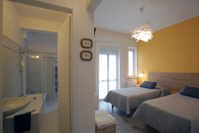 Immagine di un'ampia camera da letto scandinava