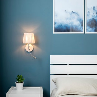 Ejemplo de dormitorio principal, actual, pequeño, con paredes azules, suelo de baldosas de porcelana y suelo gris