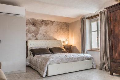 Idee per un'ampia camera da letto stile loft rustica con pareti beige e pavimento grigio