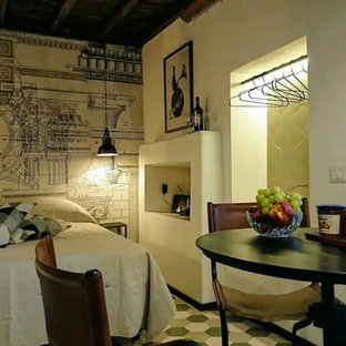 Modelo de dormitorio principal, urbano, de tamaño medio, con paredes blancas, suelo de baldosas de porcelana y suelo verde