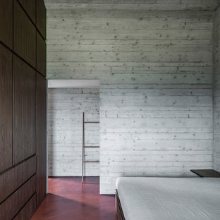 Ejemplo de dormitorio principal, contemporáneo, grande, con suelo de cemento y suelo rojo