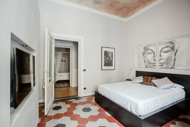 Diseño de dormitorio principal contemporáneo de tamaño medio sin chimenea con paredes blancas, suelo de baldosas de cerámica y suelo multicolor