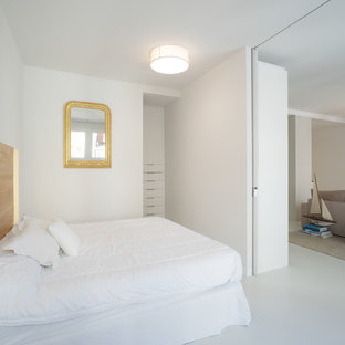 Diseño de dormitorio principal, actual, con paredes blancas, suelo de cemento y suelo gris