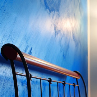 Ejemplo de dormitorio principal, actual, grande, con paredes azules, suelo de baldosas de porcelana y suelo multicolor