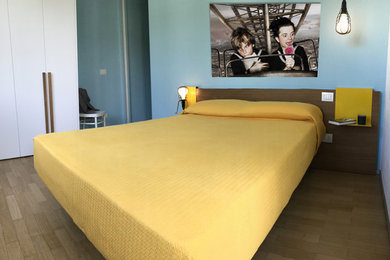 ミラノにある小さなコンテンポラリースタイルのおしゃれな客用寝室 (淡色無垢フローリング)