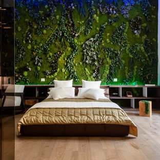 Idee per una camera da letto contemporanea con pareti verdi, parquet chiaro e pavimento beige