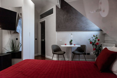 Esempio di una camera matrimoniale minimal di medie dimensioni con pareti grigie, parquet scuro e pavimento marrone
