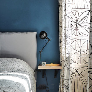 Imagen de dormitorio escandinavo, pequeño, con paredes azules, suelo de baldosas de cerámica y suelo beige