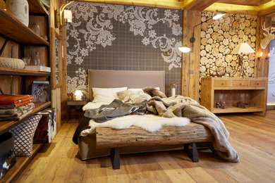 トゥーリンにある中くらいなラスティックスタイルのおしゃれな主寝室 (淡色無垢フローリング、マルチカラーの壁) のレイアウト