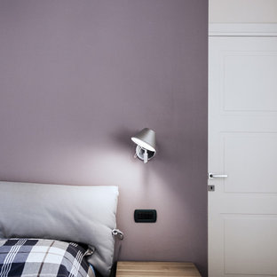 Foto de dormitorio contemporáneo, de tamaño medio, con paredes beige y suelo de madera oscura