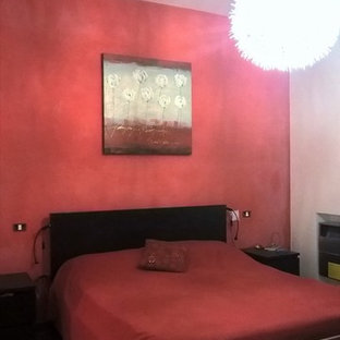 Idee per una grande camera matrimoniale minimal con pareti rosse e pavimento con piastrelle in ceramica