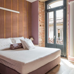 Idee per una camera matrimoniale design con pareti rosa, parquet chiaro e pavimento beige