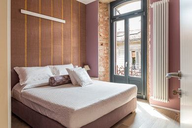 Idee per una camera matrimoniale design con pareti rosa, parquet chiaro e pavimento beige