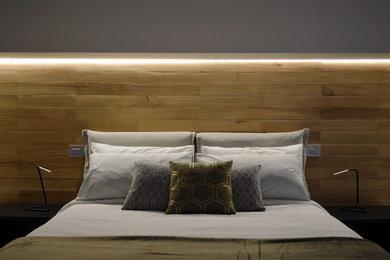Modelo de dormitorio principal escandinavo de tamaño medio con paredes blancas, suelo de baldosas de porcelana y suelo gris