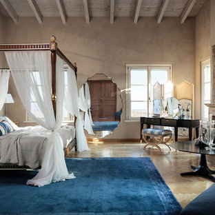 Ispirazione per una camera matrimoniale tradizionale con parquet chiaro, camino classico e pavimento beige
