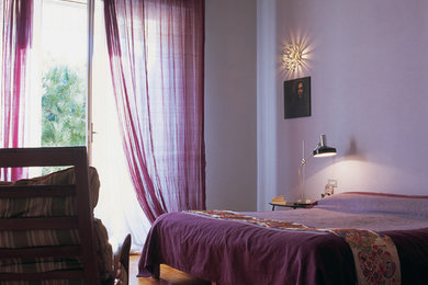 他の地域にある広いエクレクティックスタイルのおしゃれな主寝室 (紫の壁、濃色無垢フローリング、茶色い床) のレイアウト