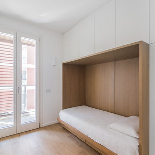 Ispirazione per una camera da letto moderna con pareti bianche e parquet chiaro