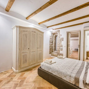 Foto de dormitorio principal, tradicional, de tamaño medio, con paredes blancas y suelo de baldosas de terracota