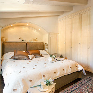 Idee per una camera da letto chic con pareti beige, parquet scuro e pavimento marrone