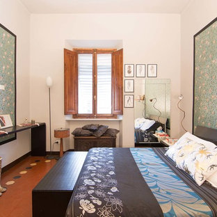 Diseño de dormitorio principal, de estilo zen, de tamaño medio, sin chimenea, con paredes verdes, suelo de baldosas de terracota y suelo naranja