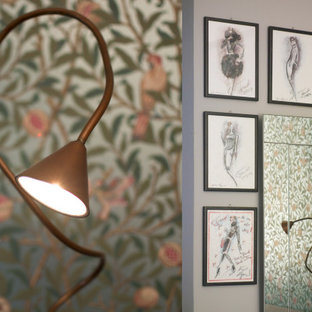 Ejemplo de dormitorio principal, papel pintado y papel pintado, retro, grande, papel pintado, con paredes verdes, suelo de baldosas de terracota, suelo rojo, papel pintado y papel pintado