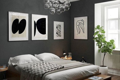 Ejemplo de dormitorio principal minimalista de tamaño medio sin chimenea con paredes grises, suelo de madera pintada y suelo marrón