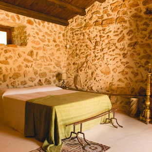 Modelo de dormitorio principal, mediterráneo, con paredes beige