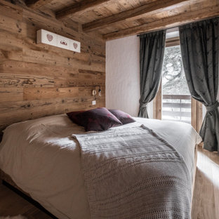 Immagine di una camera da letto stile rurale di medie dimensioni con pareti bianche e pavimento beige