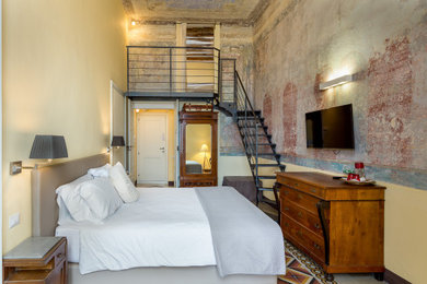 Foto de habitación de invitados abovedada clásica de tamaño medio con paredes beige, suelo de baldosas de terracota, suelo marrón y boiserie