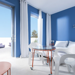 Imagen de dormitorio principal, contemporáneo, grande, con paredes azules y suelo de cemento