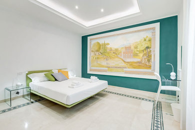 ローマにある中くらいなコンテンポラリースタイルのおしゃれな主寝室 (大理石の床、ベージュの床、白い壁) のレイアウト