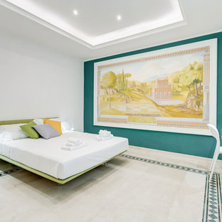 Foto di una camera matrimoniale design di medie dimensioni con pavimento in marmo, pavimento beige e pareti bianche