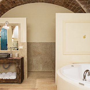 Diseño de dormitorio principal, ecléctico, de tamaño medio, con paredes beige, suelo de travertino y suelo beige