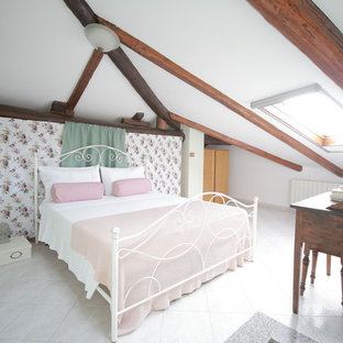 Ispirazione per una camera da letto country con pareti bianche e pavimento bianco