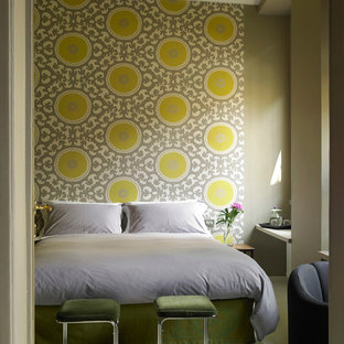 Diseño de dormitorio principal, actual, de tamaño medio, con paredes multicolor