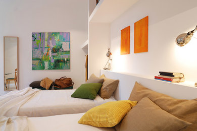Idee per una camera da letto stile loft contemporanea di medie dimensioni con pareti bianche, pavimento in gres porcellanato e pavimento bianco